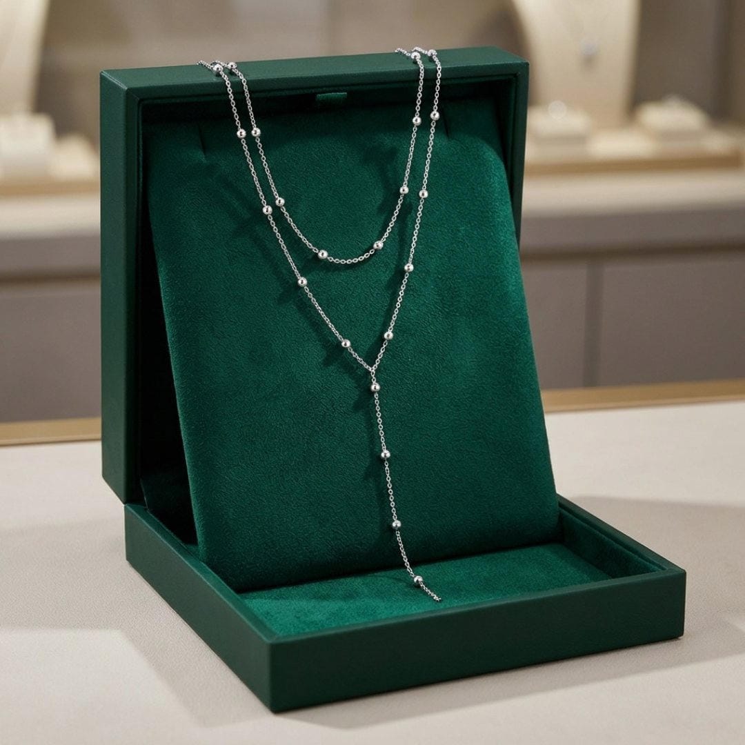 Long collier à deux rangs avec pompon