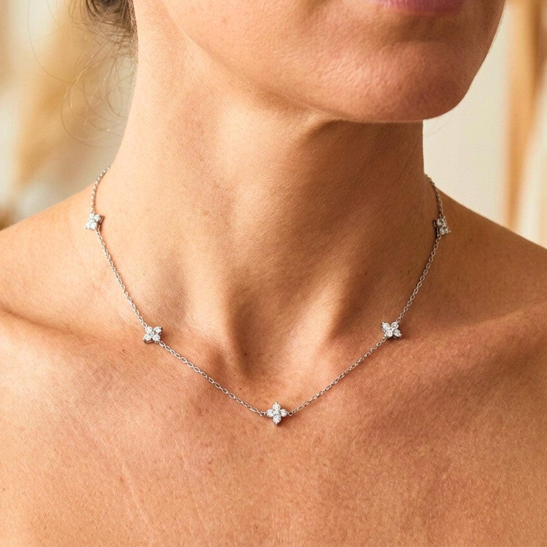 Collier fleur serti de zircons