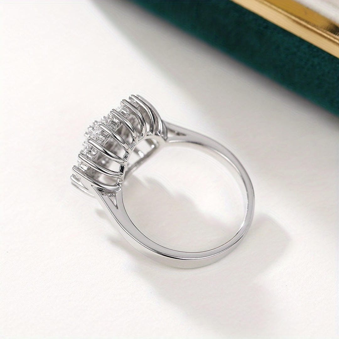 Bague halo à grappe de cristaux