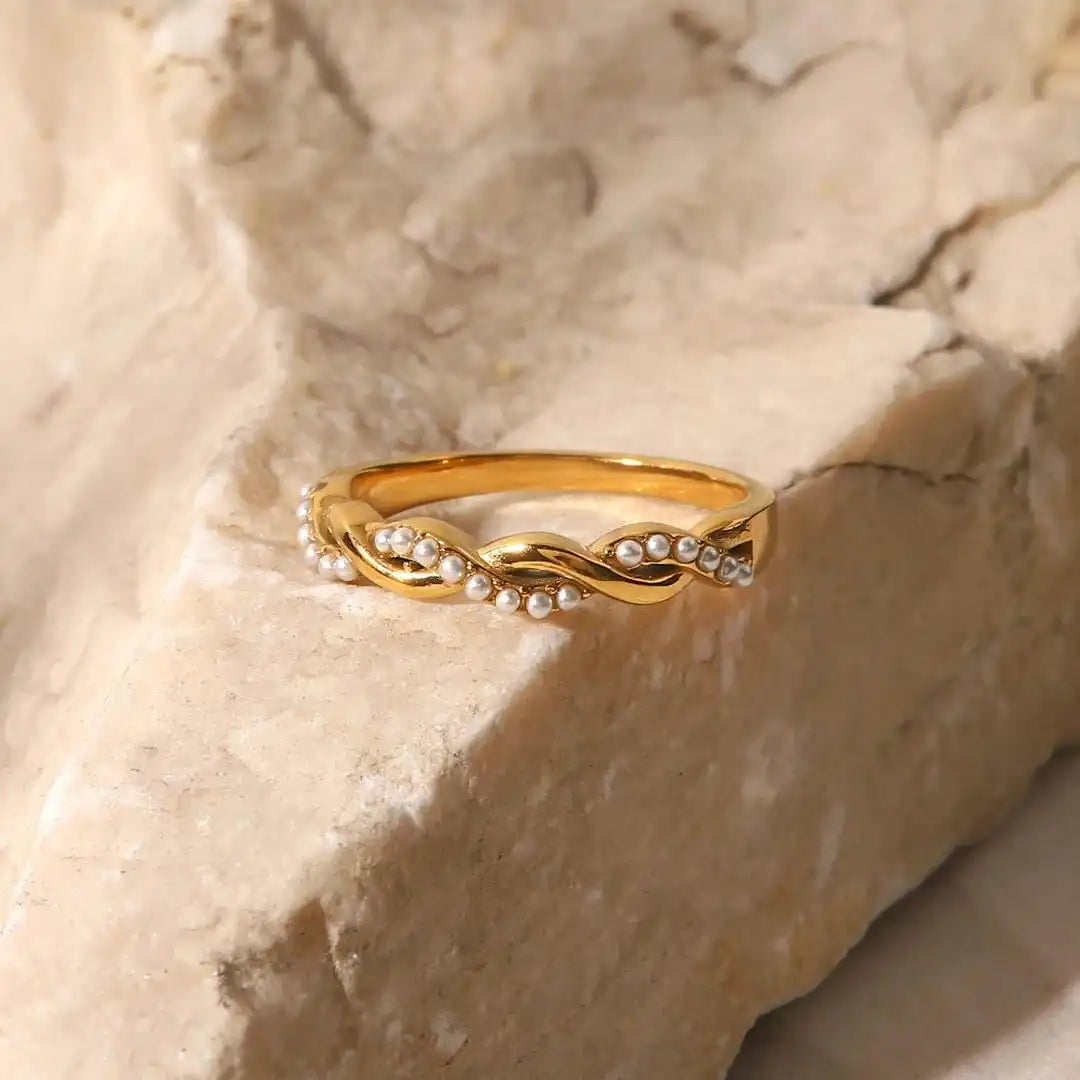 Bague fine tressée avec perle