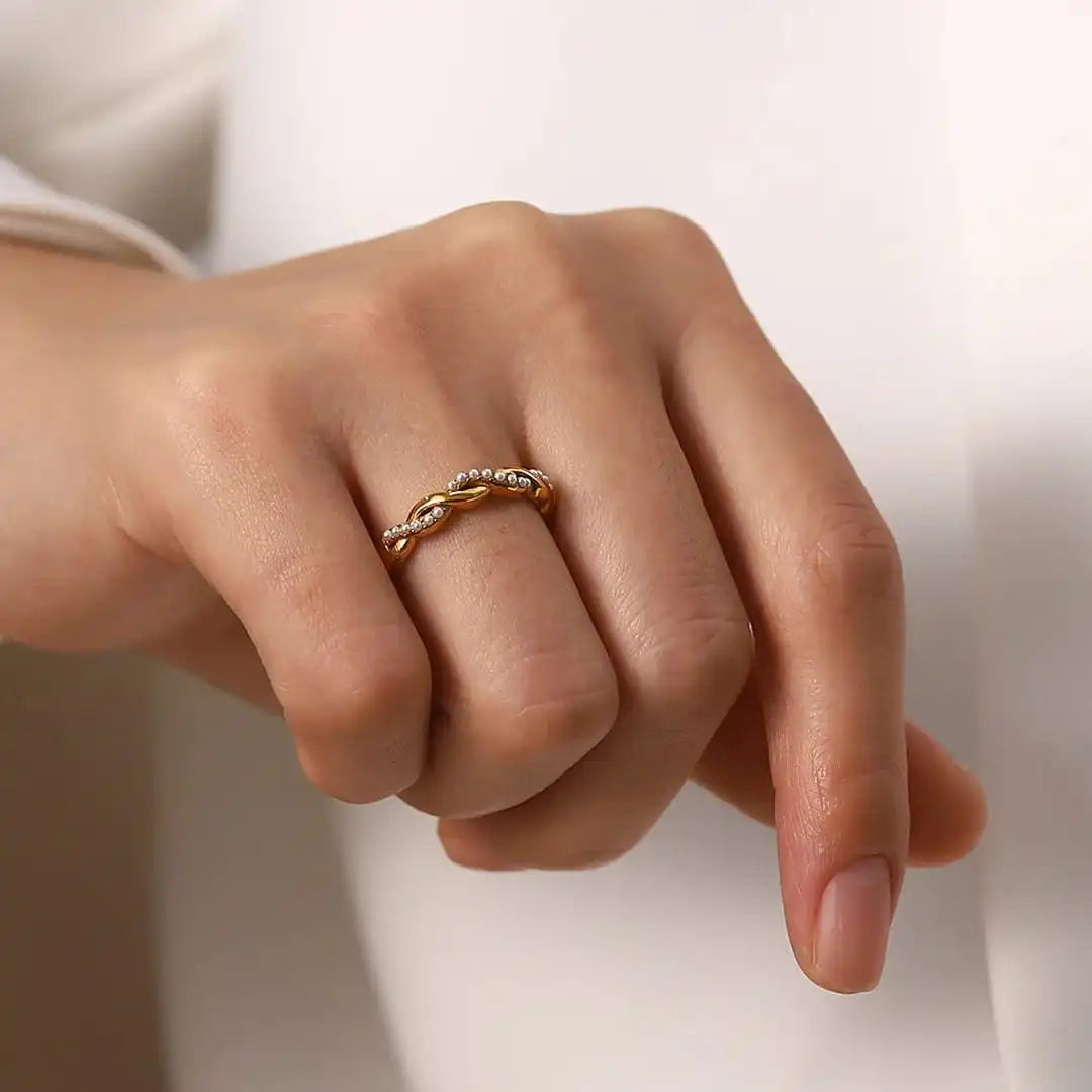 Bague fine tressée avec perle