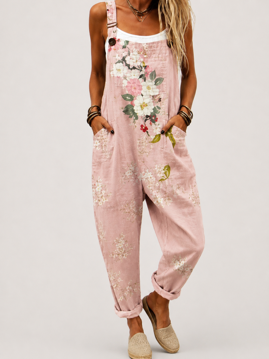 Salopette fleurie – confort et style