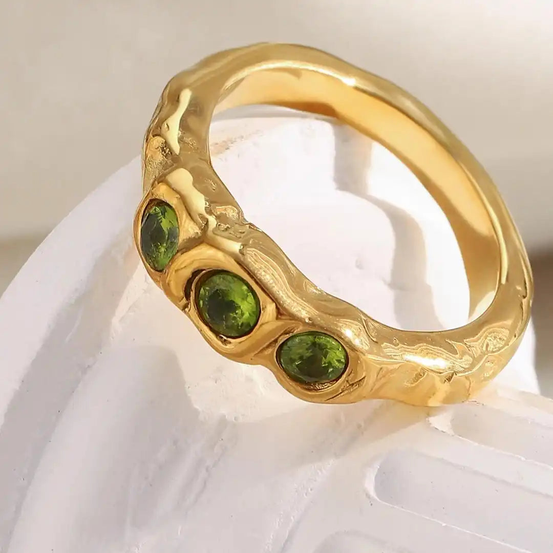 Bague vintage dorée à pierres serties