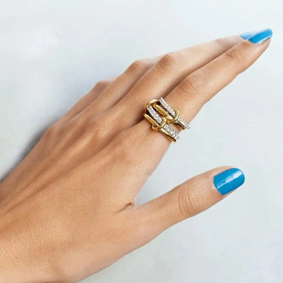 Ensemble de bagues entrelacées à zircons