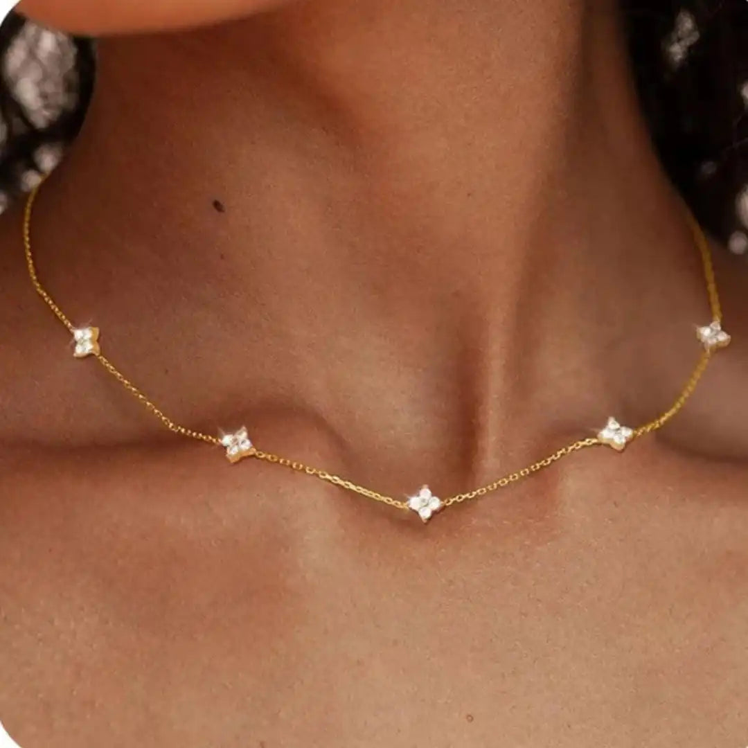 Collier fleur serti de zircons
