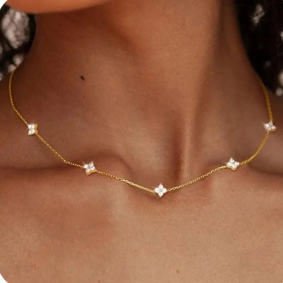 Collier fleur serti de zircons