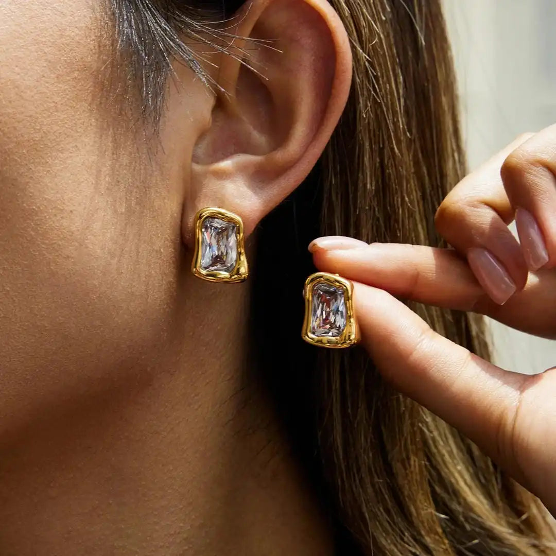 Boucles d'oreilles Carrés zircon dorés intemporels