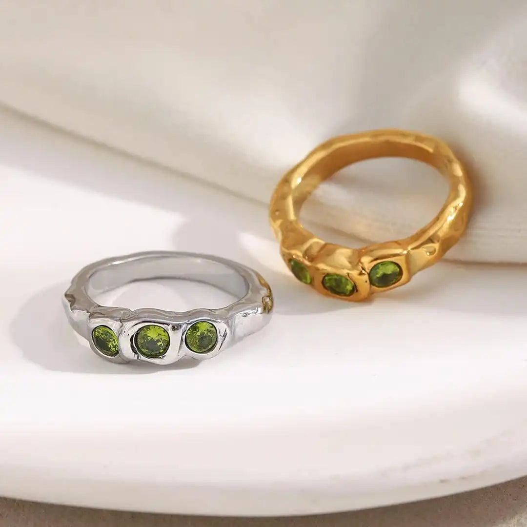 Bague vintage dorée à pierres serties