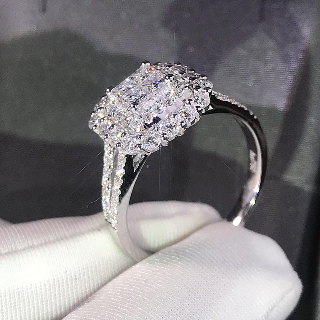 Bague à zircon taillé en carré