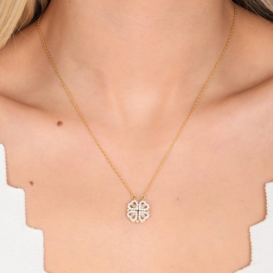 Collier trèfle doré avec pendentif cœur en zircon
