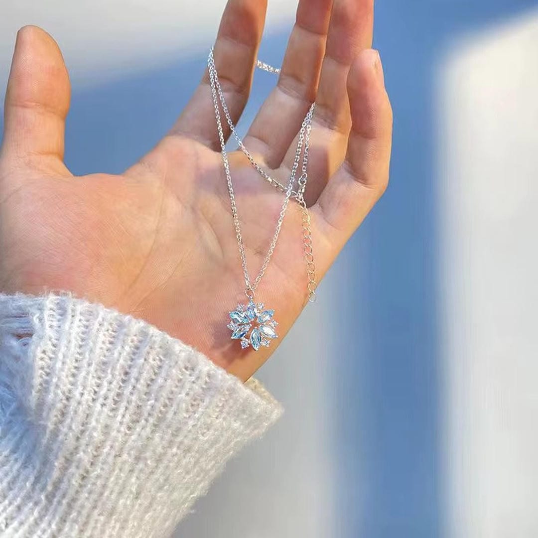 Collier pendentif Flocon de neige fleur bleue or blanc