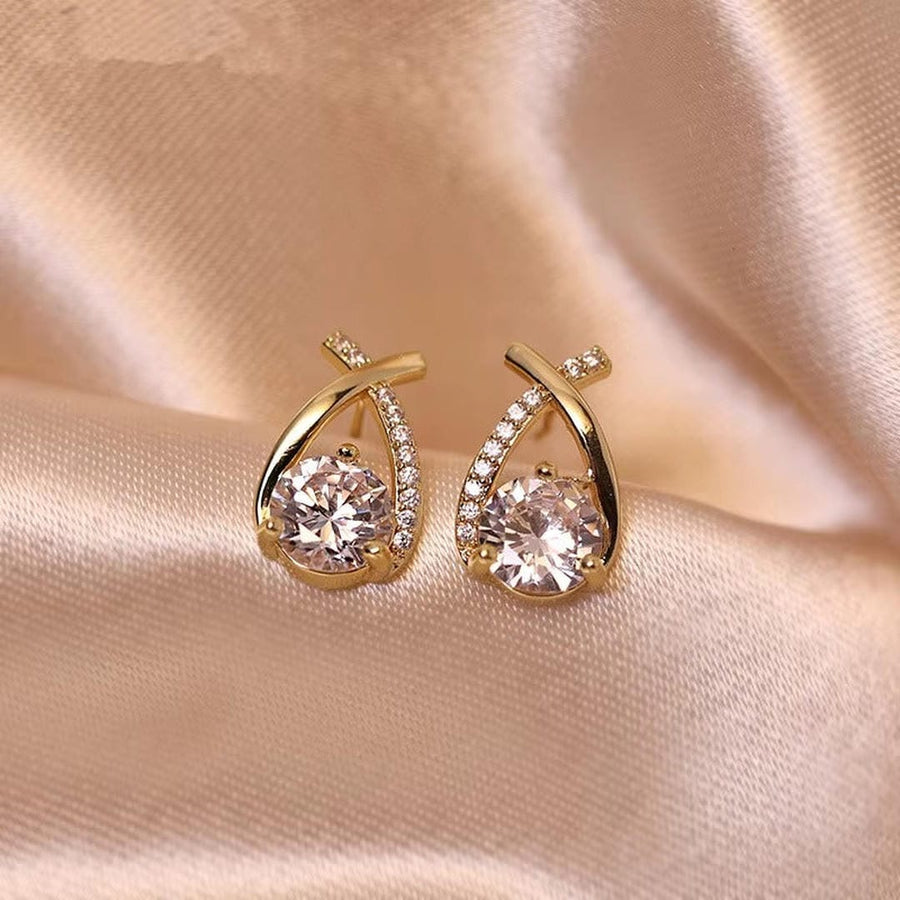 Boucles d'oreilles à tige goutte entrelacée à zircons