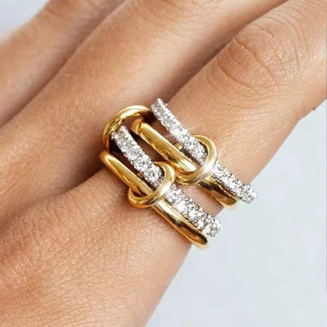Ensemble de bagues entrelacées à zircons