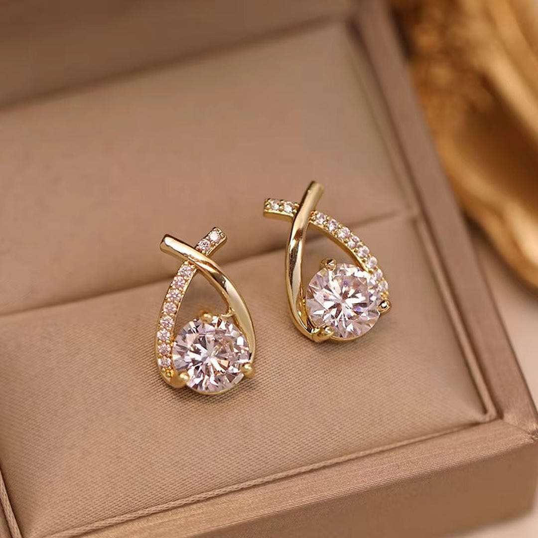 Boucles d'oreilles à tige goutte entrelacée à zircons
